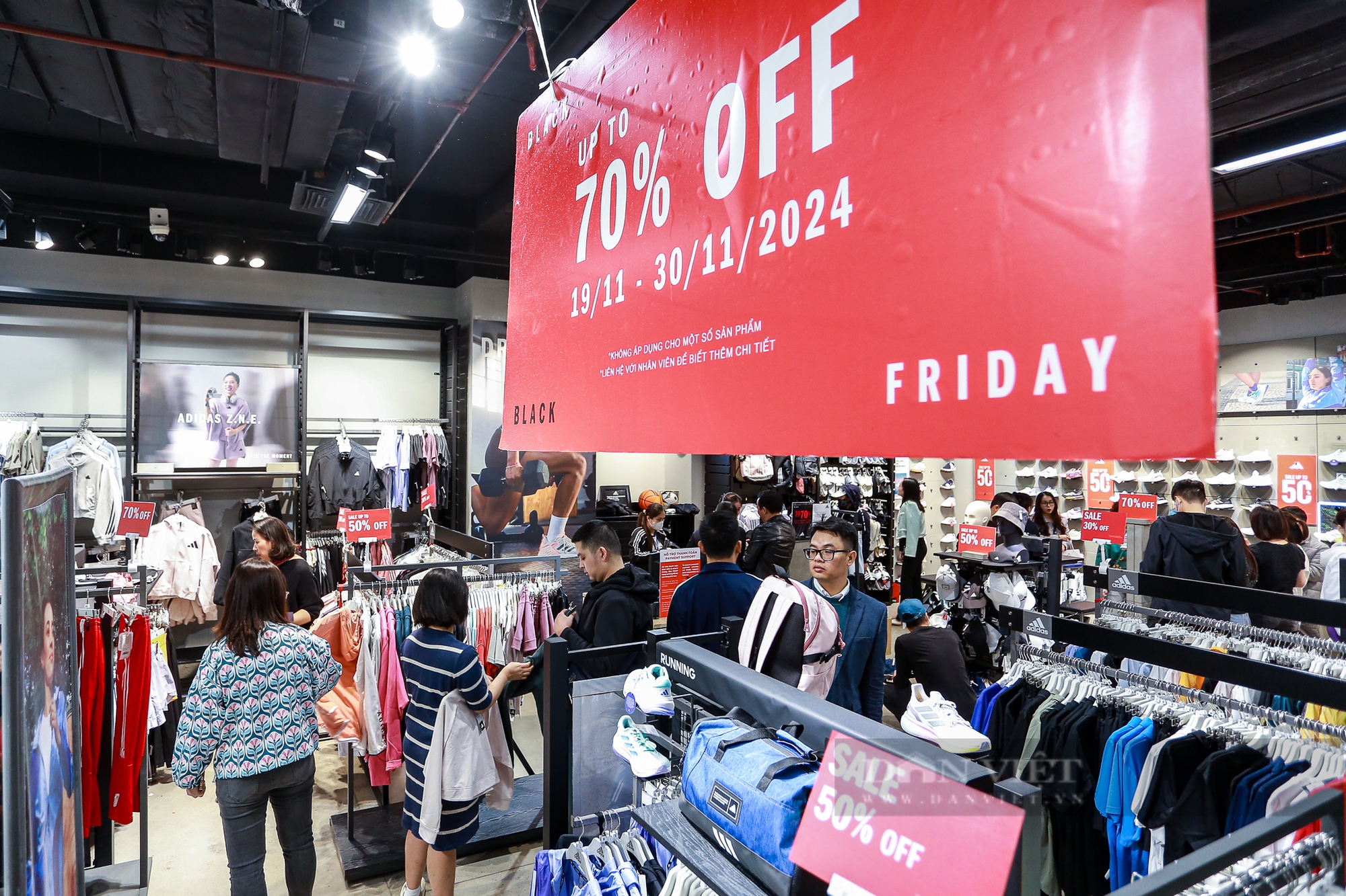 Dân công sở ùn ùn đổ về trung tâm thương mại săn sale ngày Black Friday- Ảnh 11.