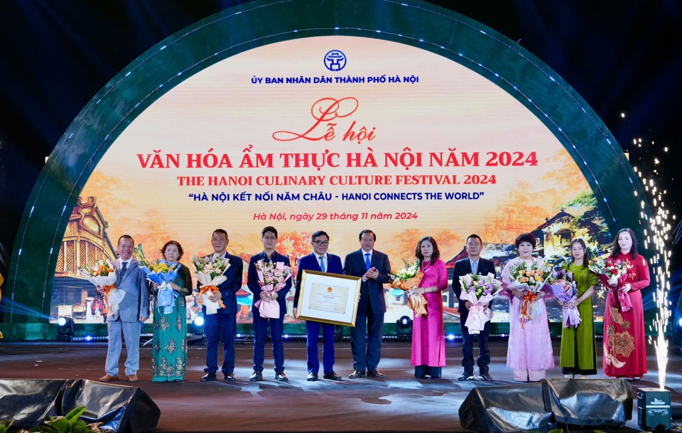 Thứ trưởng Bộ VHTT&DL Tạ Quang Đông trao Quyết định ghi danh "Phở Hà Nội" là Di sản văn hoá phi vật thể quốc gia cho lãnh đạo Sở VH&TT Hà Nội cùng cộng đồng chủ thể phở Hà Nội.  