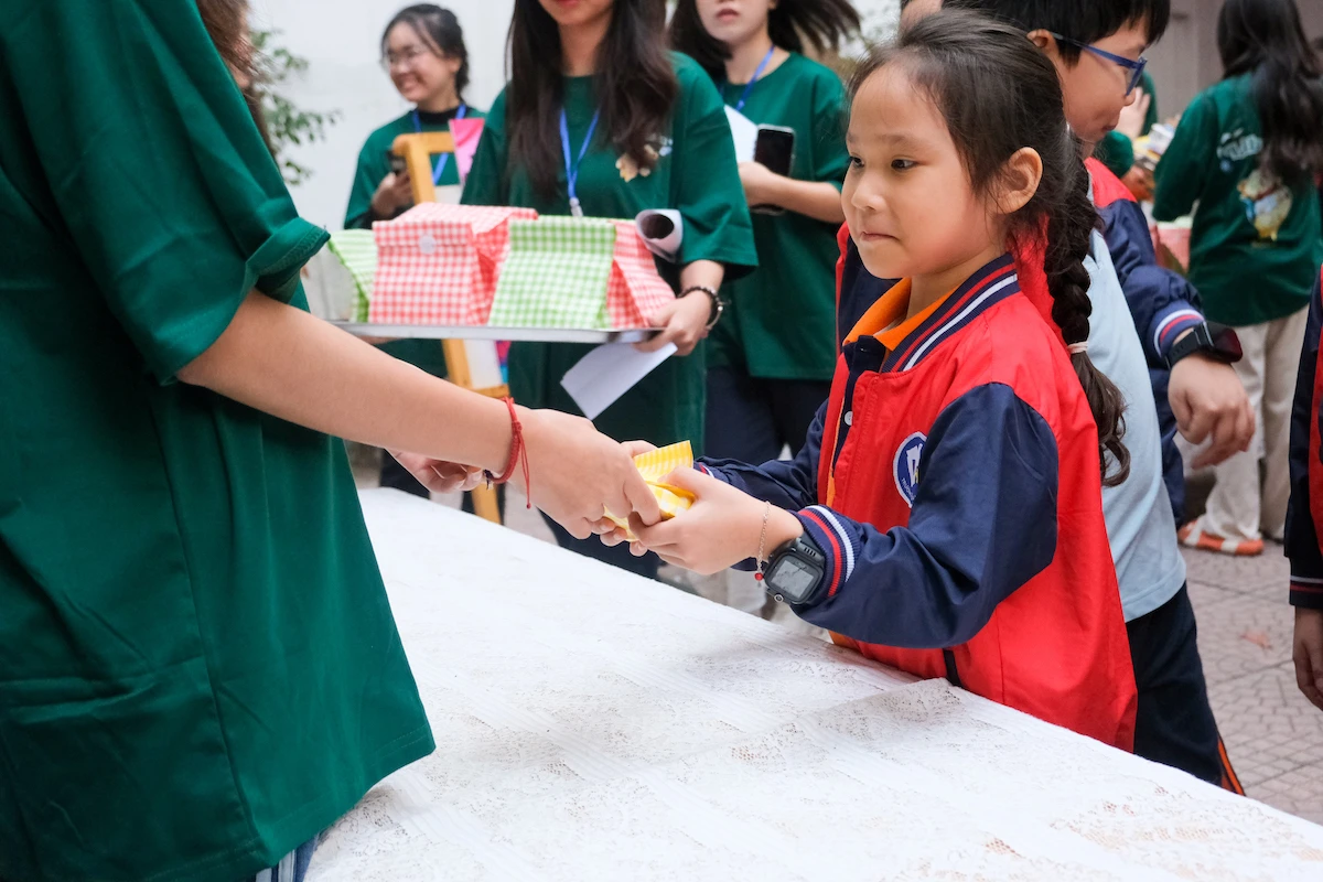 [Ảnh] Học sinh chung tay lan tỏa tình yêu với sách ảnh 11