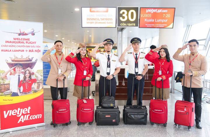 Vietjet chào mừng chuyến bay đầu tiên giữa Kuala Lumpur và Hà Nội - 3