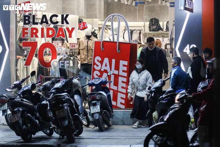 Theo ghi nhận vào buổi tối ngay sát ngày Black Friday, tuy lượng khách đi mua sắm đông hơn ngày thường nhưng cũng không có cảnh cửa hàng chật kín. Nhân viên một cửa hàng thời trang tại phố Chùa Bộc (quận Đống Đa) cho biết: "Như mọi năm, thời điểm này vô cùng đông đúc, thậm chí còn gây tắc nghẽn cả tuyến phố. Chúng em phải tăng ca liên tục và làm việc không kịp nghỉ ngơi vì khách quá đông. Nhưng năm nay, lượng khách chỉ bằng khoảng 1/3 so với năm trước. Thậm chí nhiều nơi còn phải mong ngóng khách".