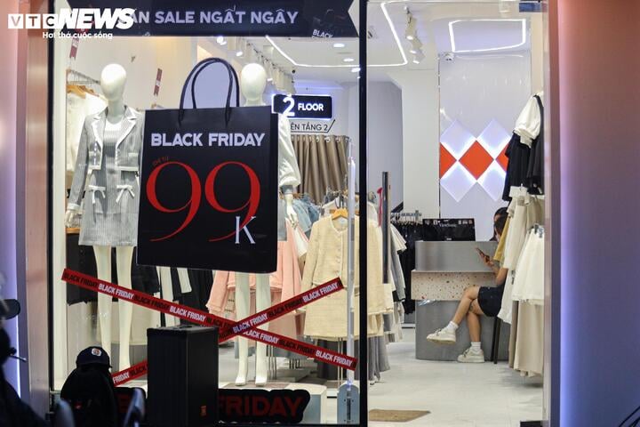 Khách không còn chen lấn mua hàng Black Friday, cửa hàng hết cảnh 'thất thủ' - 6