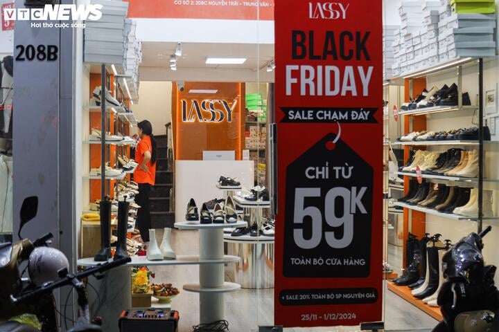 Khách không còn chen lấn mua hàng Black Friday, cửa hàng hết cảnh 'thất thủ' - 14