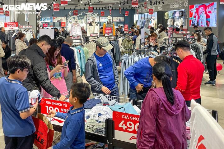 Khách không còn chen lấn mua hàng Black Friday, cửa hàng hết cảnh 'thất thủ' - 21