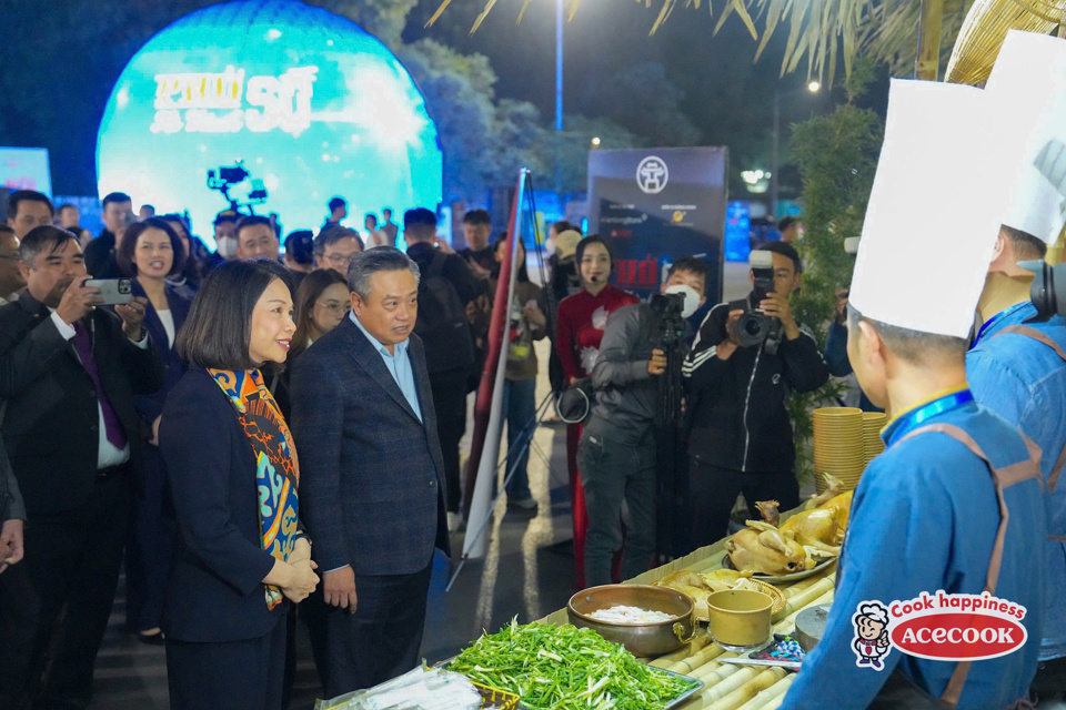 Lãnh đạo TP Hà Nội tham quan, động viên các nghệ nhân ẩm thực, chủ các thương hiệu “Phở Hà Nội” tại Lễ hội Ẩm thực Hà Nội 2024.