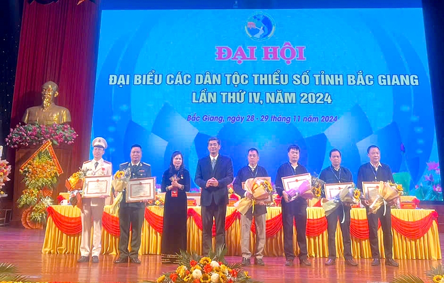 Thứ thưởng, Phó Chủ nhiệm Ủy ban Dân tộc Y Vinh Tơr trao tặng Kỷ niệm chương cho 5 cá nhân và Bằng khen của Ủy ban Dân tộc cho một tập thể cùng 5 cá nhân đã có thành tích trong công tác dân tộc