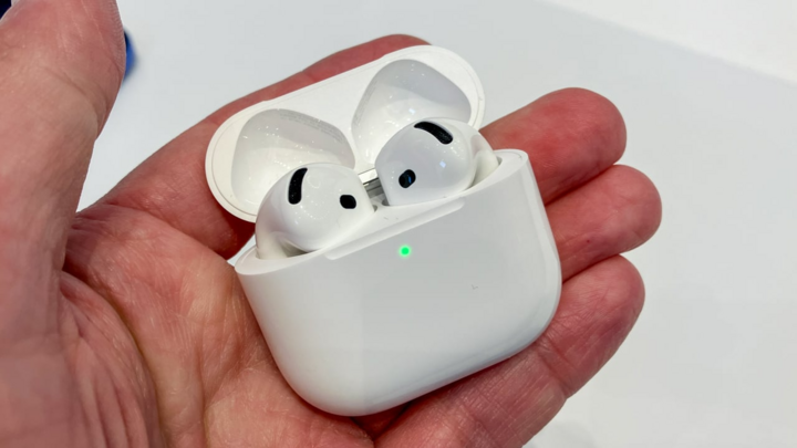 Đại diện điển hình của loại earbuds là AirPods 4. (Ảnh: PCMag)