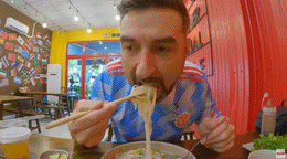Os hóspedes ocidentais adoram comer comida vietnamita.gif