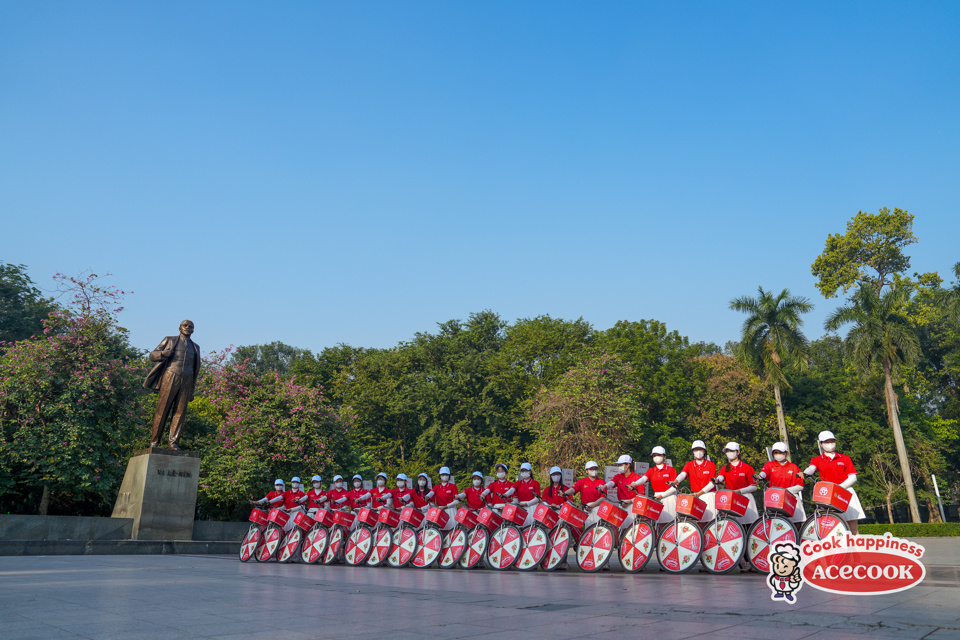 Hành trình Roadshow quảng bá Phở Hà Nội check-in tại công viên Lê Nin.