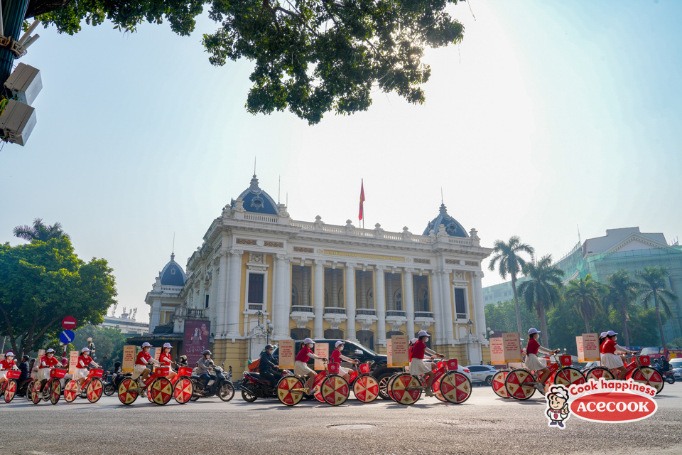 Hành trình Roadshow quảng bá Phở Hà Nội đi qua khu vực Nhà hát Lớn.