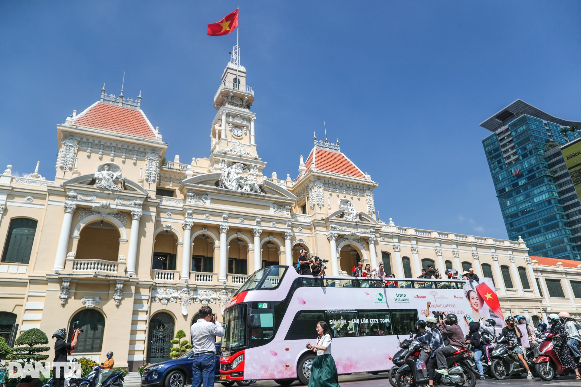 Hoa hậu Thanh Thủy đi xe buýt 2 tầng, người hâm mộ chạy xe máy theo reo hò - 13