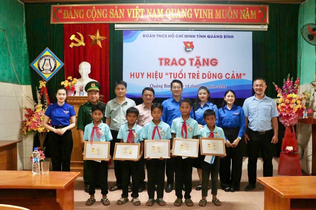 5 học sinh cấp 2 cứu người đuối nước được tặng Huy hiệu Tuổi trẻ dũng cảm - 1