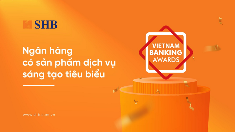 Đại diện SHB (bên trái) nhận giải thưởng “Ngân hàng có sản phẩm dịch vụ sáng tạo tiêu biểu”