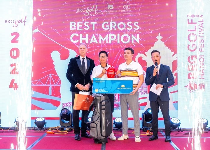 Gôn thủ Lê Minh Nghĩa (thứ hai từ trái qua) giành chức vô địch BRG Golf Hanoi Festival 2024 với tổng điểm 155 gậy.