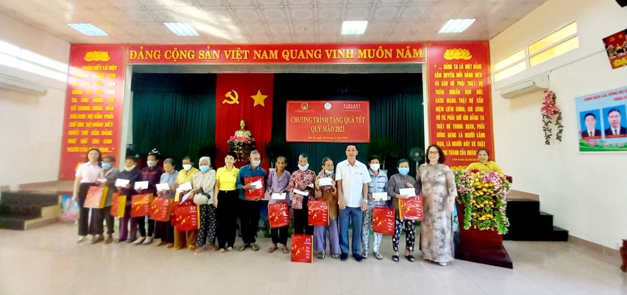 Bà Nguyễn Vân Anh, Phó Giám đốc Sở Lao động Thương binh và Xã hội tỉnh Bà Rịa - Vũng Tàu phối hợp với đại diện lãnh đạo Quỹ Vinfast trao quà Tết cho các hộ nghèo tại huyện Đất Đỏ