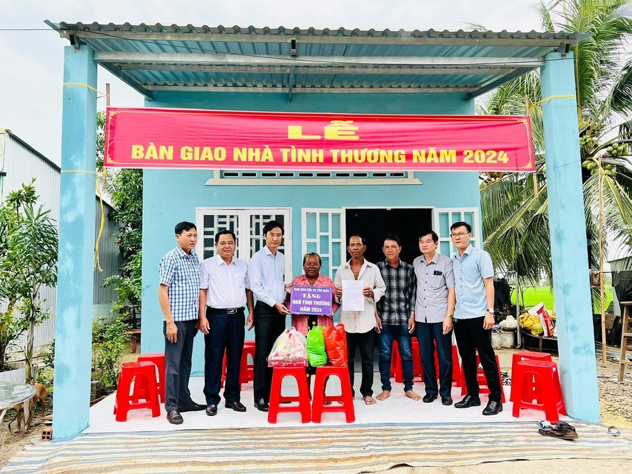 Đời sống vật chất của đồng bào DTTS của tỉnh Bạc Liêu luôn được quan tâm (Trong ảnh: Ông Lương Văn Pho, Phó Trưởng Ban Dân tộc và Tôn giáo tỉnh và Đoàn công tác trao tặng nhà tình thương tại huyện Hòa Bình)