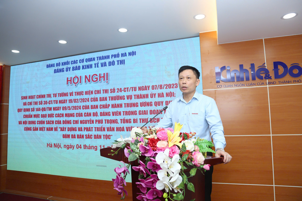 PGS.TS Nguyễn Thành Lợi - Bí thư Đảng uỷ, Tổng Biên tập Báo Kinh tế & Đô thị trao đổi, quán triệt tại hội nghị