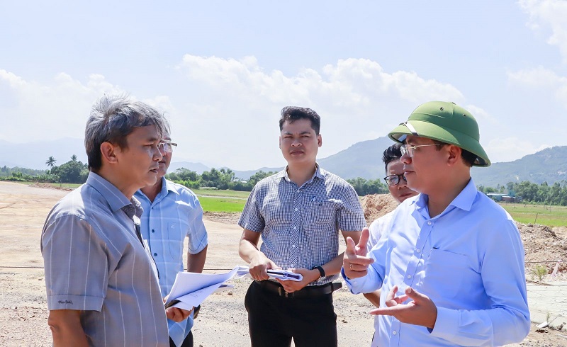 Ông Phạm Anh Tuấn, Chủ tịch UBND tỉnh Bình Định (đội mũ) kiểm tra thực địa Dự án Khu nhà ở xã hội Long Vân vào đầu tháng 11/2024. Ảnh: Thùy Trang.