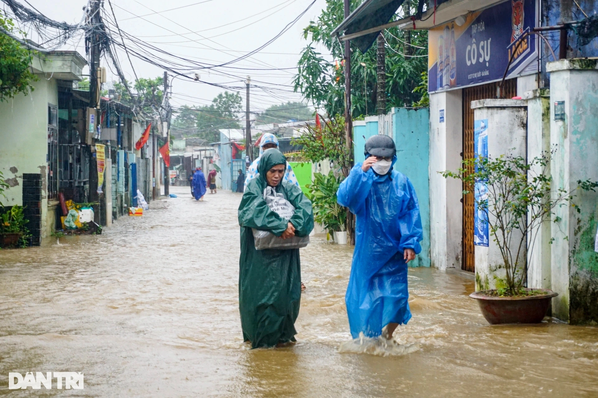 Bộ đội, công an vào rốn ngập ở Đà Nẵng sơ tán dân - 1