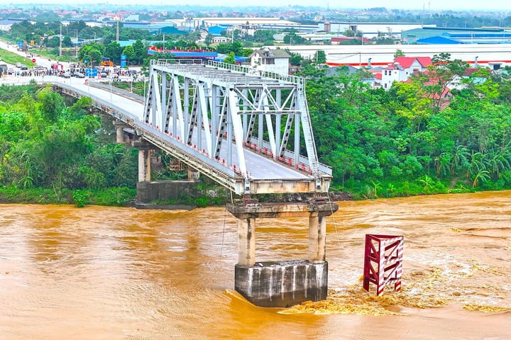 Cầu Phong Châu (tỉnh Phú Thọ) bị sập hôm 9/9. (Ảnh: Báo Giao thông)