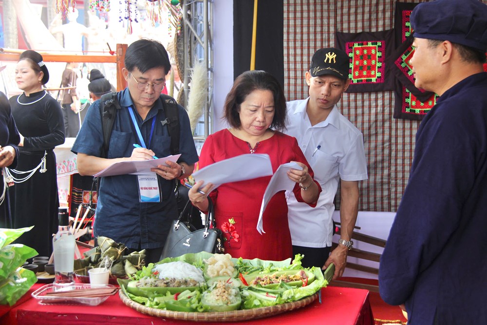 Các dân tộc Tày, Nùng, Thái thi trưng bày, chế biến và giới thiệu văn hoá ẩm thực truyền thống  - Ảnh 1.