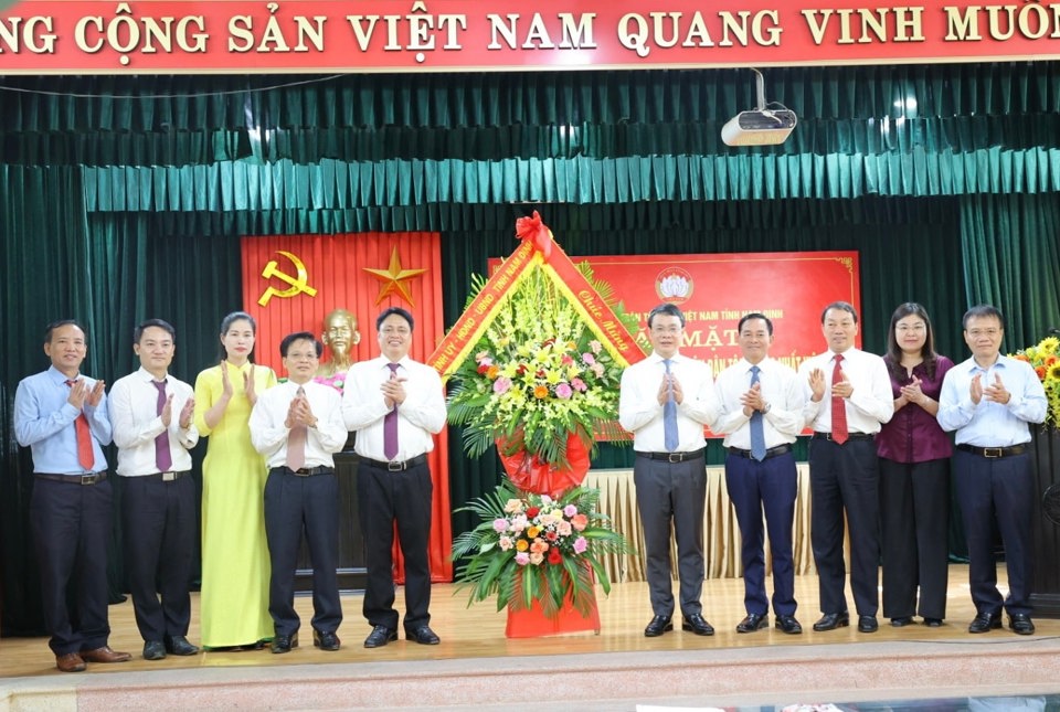 Bí thư Tỉnh ủy Nam Định, lãnh đạo HĐND, UBND tỉnh chúc mừng đội ngũ cán bộ Mặt trận các cấp trong tỉnh. Ảnh: DH