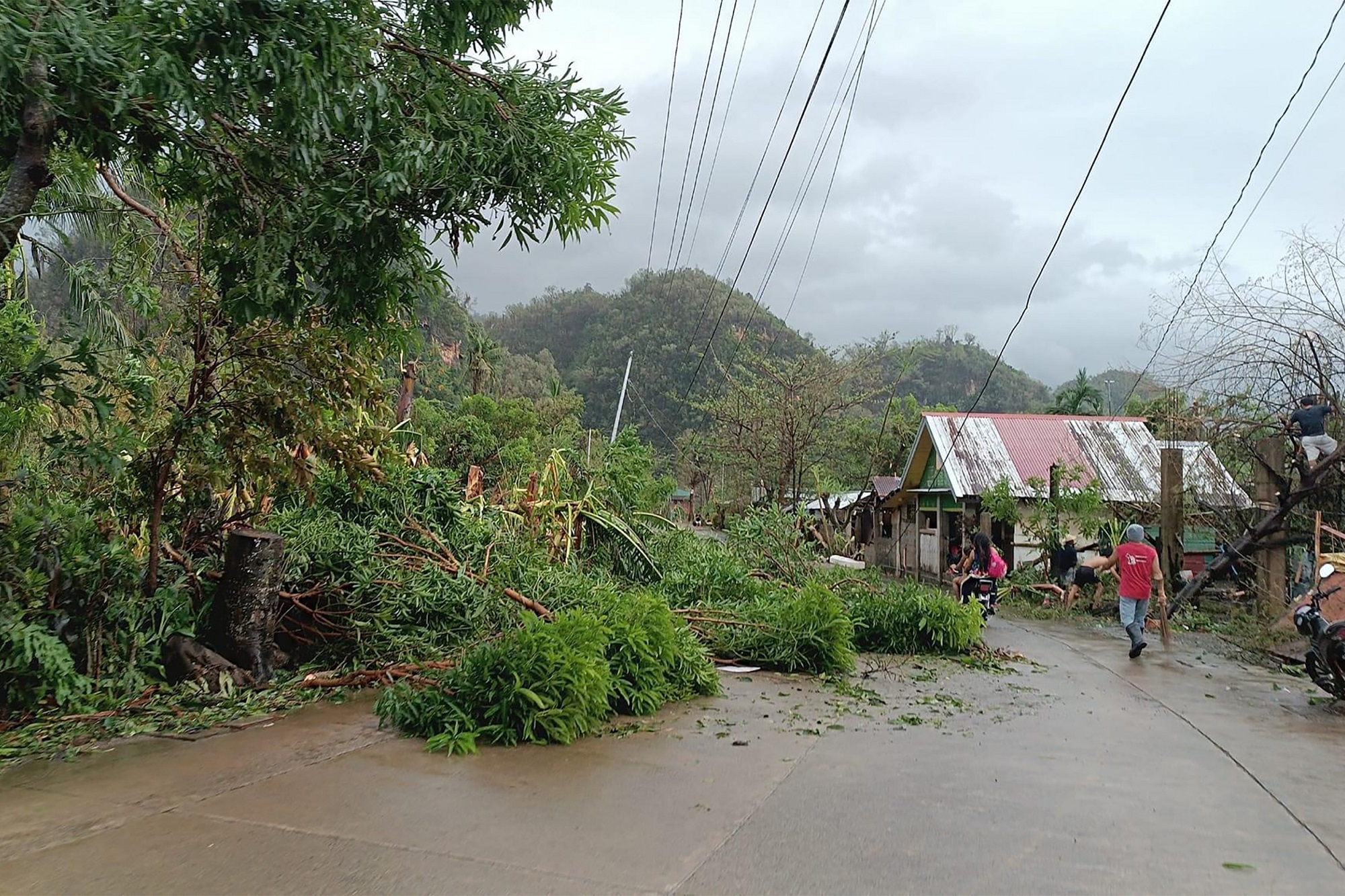 Cận cảnh hậu quả do siêu bão Man-yi gây ra ở Philippines- Ảnh 1.