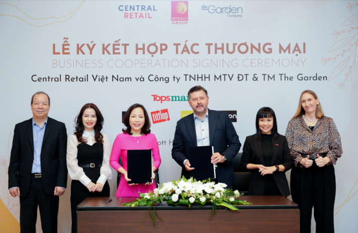 Ông Olivier Langlet, Tổng Giám đốc Tập đoàn Central Retail Việt Nam và bà Nguyễn Thị Thu Hà, Chủ tịch kiêm Tổng Giám đốc The Garden ký kết hợp tác thương mại cho giai đoạn 20 năm tới.