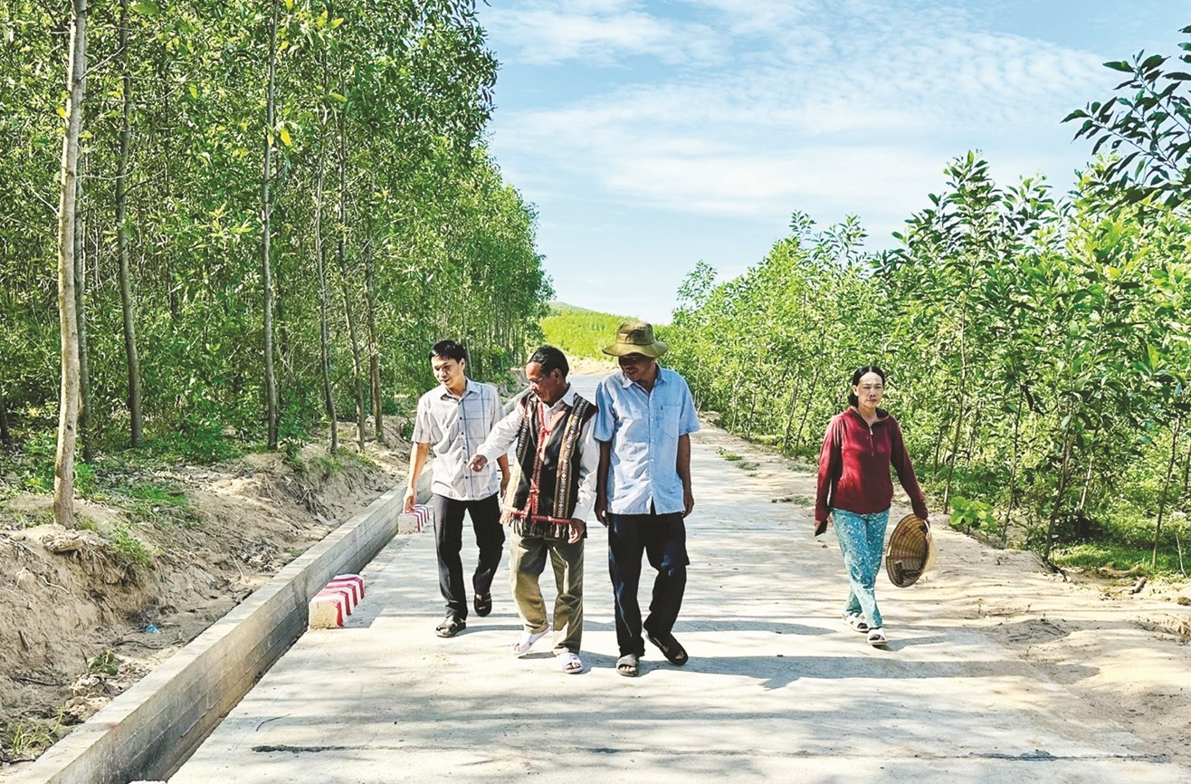 Người có uy tín có những đóng góp to lớn đối với cộng đồng và luôn đi đầu trong công tác vận động quần chúng Nhân dân thực hiện chủ trương, đường lối của Đảng, chính sách, pháp luật của Nhà nước