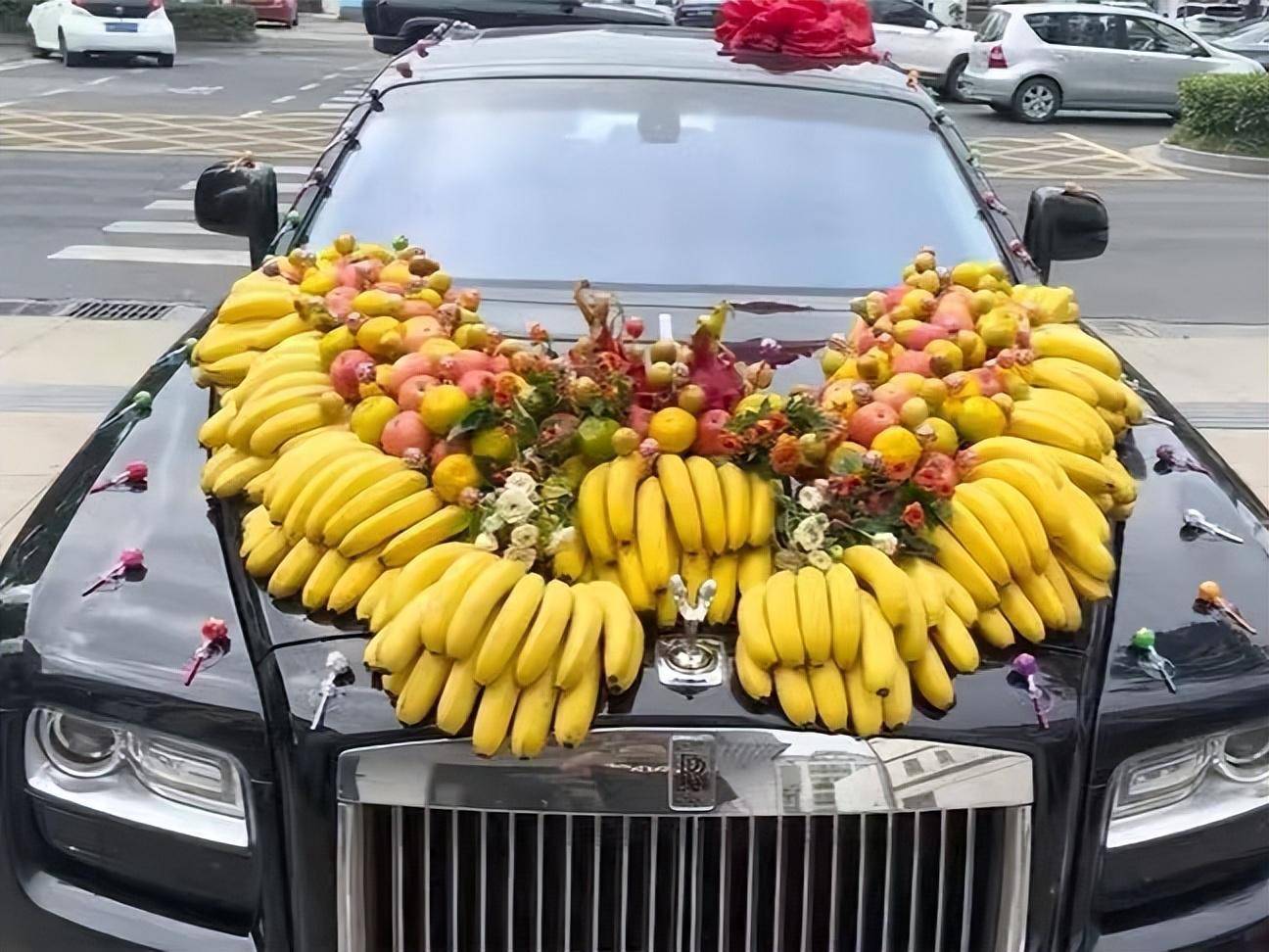 Gelin, düğün çiçeği olarak marul kullandı, düğün arabasını muz, elma gibi meyvelerle süsledi... 15 milyon kişi hayran kaldı - Fotoğraf 6. Cô dâu lấy rau xà lách làm hoa cưới, trang trí xe rước dâu bằng chuối, táo... khiến 15 triệu người trầm trồ- Ảnh 6.