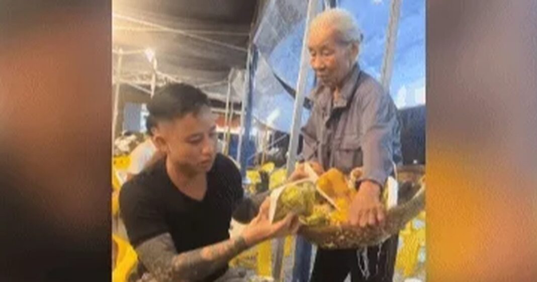 Cụ bà bán trái cây mời không ai mua, chàng trai xăm trổ làm điều bất ngờ