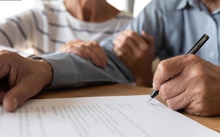 Den gamle mannen testamenterade sitt hus värt 10 miljarder VND till sin hembiträde men kunde inte få det trots att det var lagligt: Anledningen som angavs var enkel men vem som helst kan stöta på det - Foto 2. Cụ ông di chúc căn nhà 10 tỷ đồng cho người giúp việc nhưng không thể lấy dù hợp lệ: Lý do đưa ra đơn giản nhưng ai cũng có thể gặp phải - Ảnh 2.