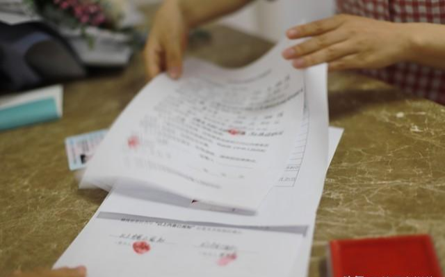 Den gamle mannen testamenterade sitt hus värt 10 miljarder VND till sin hembiträde men kunde inte få det trots att det var lagligt: Den angivna anledningen var enkel men vem som helst kan stöta på det - Foto 3. Cụ ông di chúc căn nhà 10 tỷ đồng cho người giúp việc nhưng không thể lấy dù hợp lệ: Lý do đưa ra đơn giản nhưng ai cũng có thể gặp phải - Ảnh 3.