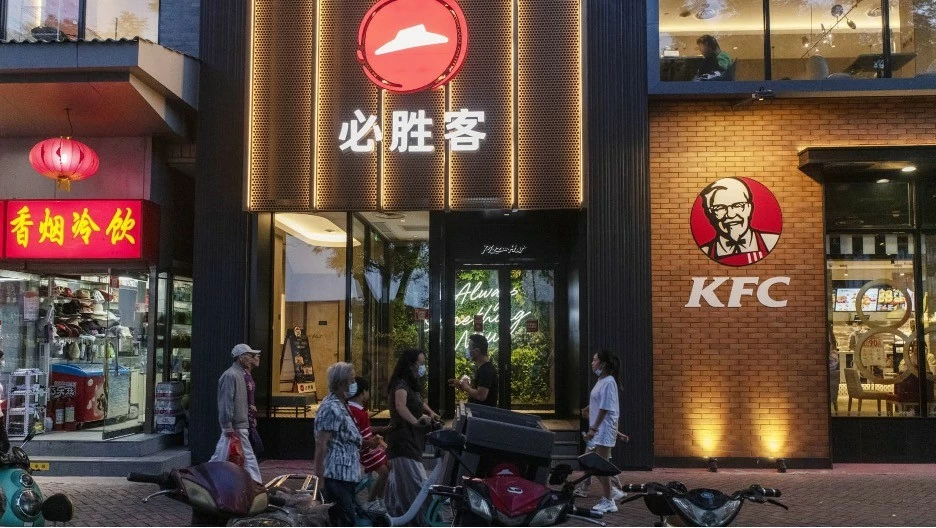 Cửa hàng Pizza Hut và KFC ở Trung Quốc. (Nguồn: CNBC)