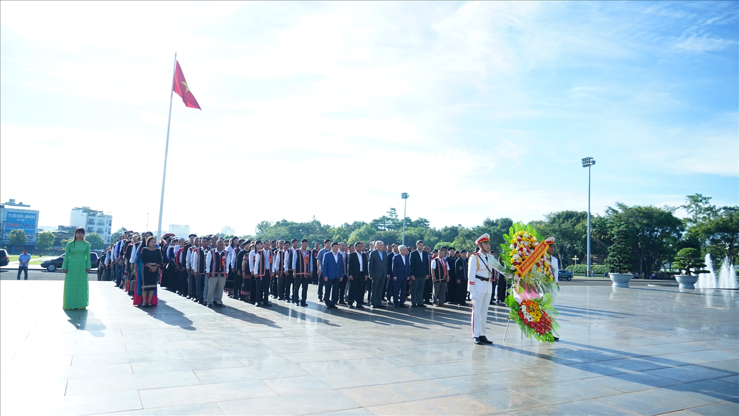 Đoàn đại biểu Đại hội Đại biểu các DTTS tỉnh Gia Lai lần thứ IV dâng hoa, dâng hương trước Tượng đài Bác Hồ với các dân tộc Tây Nguyên (Quảng trường Đại Đoàn Kết, Tp. Pleiku)