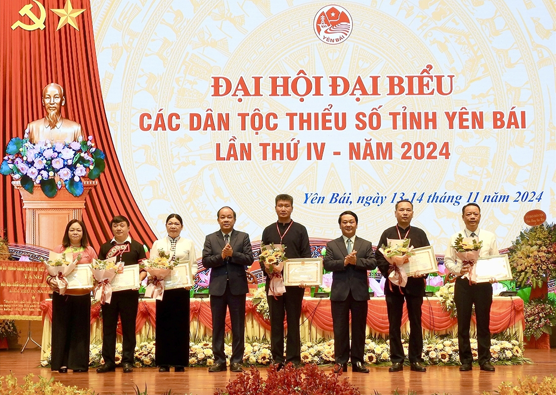 Ủy viên Ban chấp hành Trung ương Đảng, Bộ trưởng, Chủ nhiệm Ủy ban Dân tộc Hầu A Lềnh tặng hoa chúc mừng Đại hội