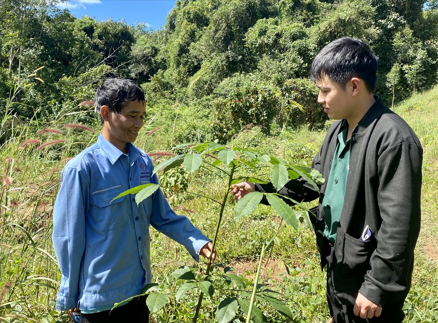 Ông A Xoang (bên trái) ở Khối phố 1, thị trấn Đăk Tô, huyện Đăk Tô phấn khởi khi được hỗ trợ 600 cây giống cao su