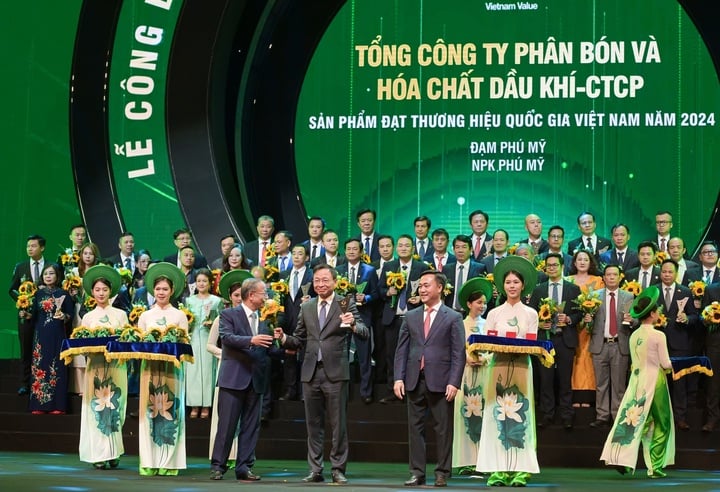 Ông Phan Công Thành - Tổng giám đốc PVFCCo - nhận biểu trưng Thương hiệu Quốc gia 2024.