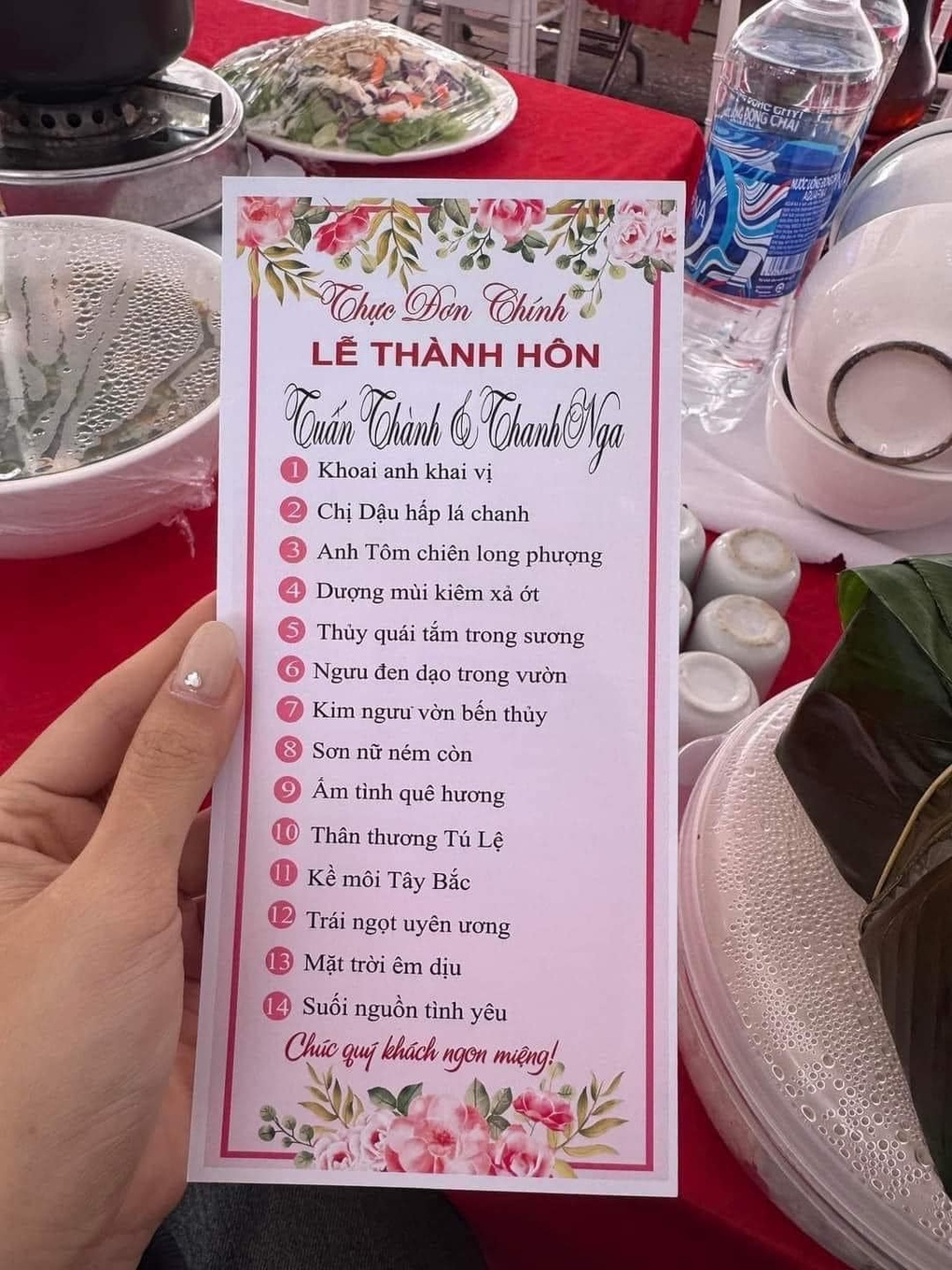 Đám cưới ở Yên Bái đãi món sơn nữ ném còn và tờ thực đơn lạ gây sốt mạng  - 1