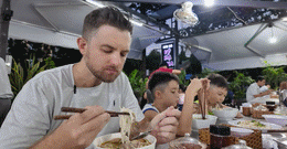 เชฟชาวอเมริกันกินก๋วยเตี๋ยวเนื้อ.gif.gif