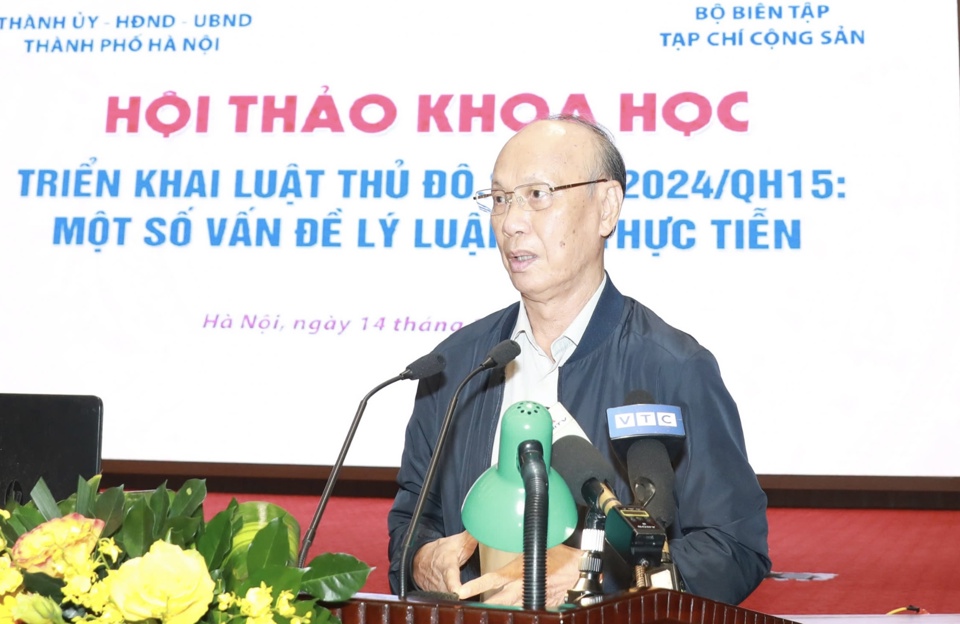 GS.TS Trần Ngọc Đường - nguyên Phó Chủ nhiệm Văn phòng Quốc hội tham luận tại hội thảo