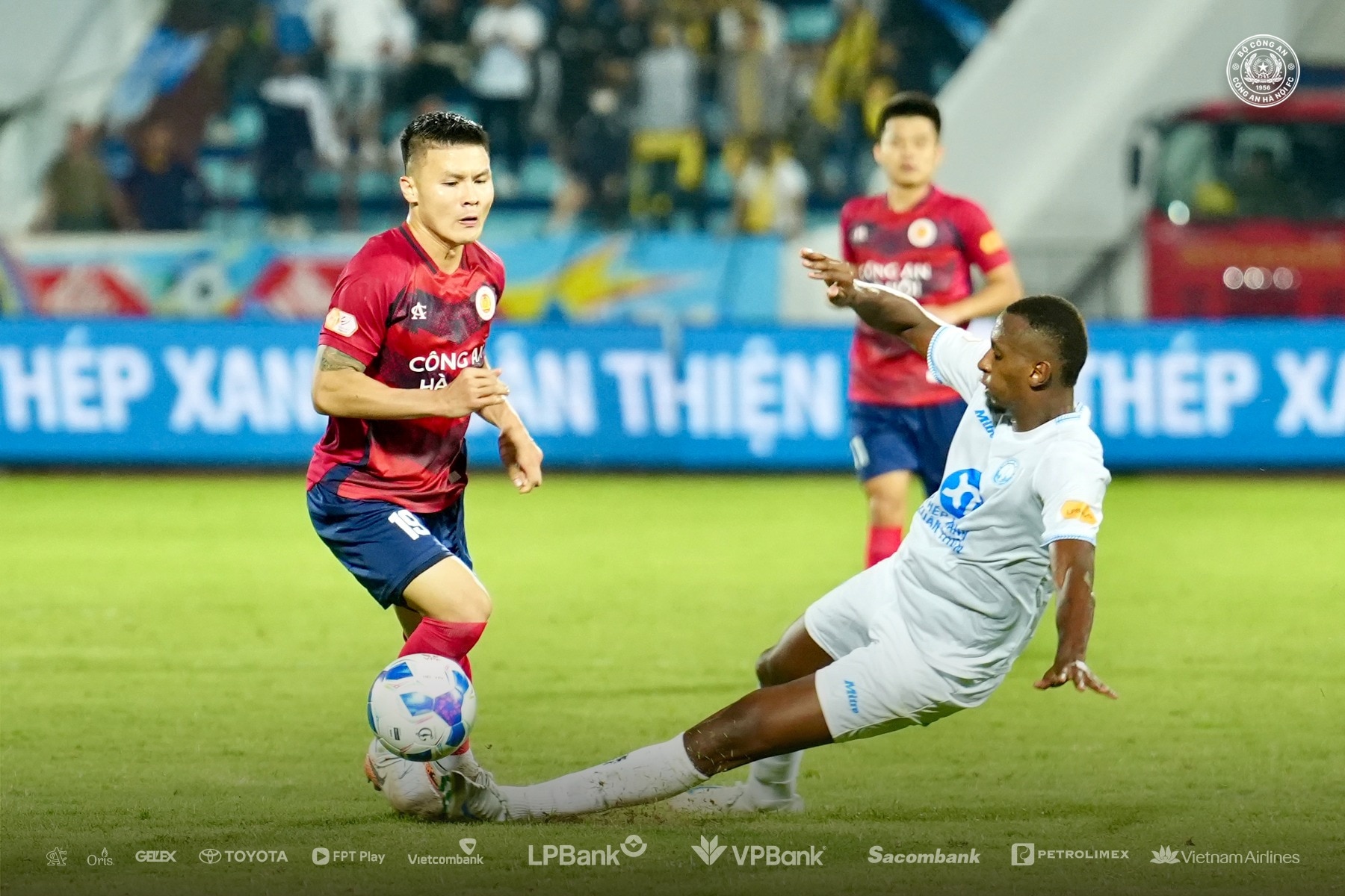 Đến lúc Quang Hải và các đồng đội tăng tốc mạnh tại V-League?- Ảnh 1.