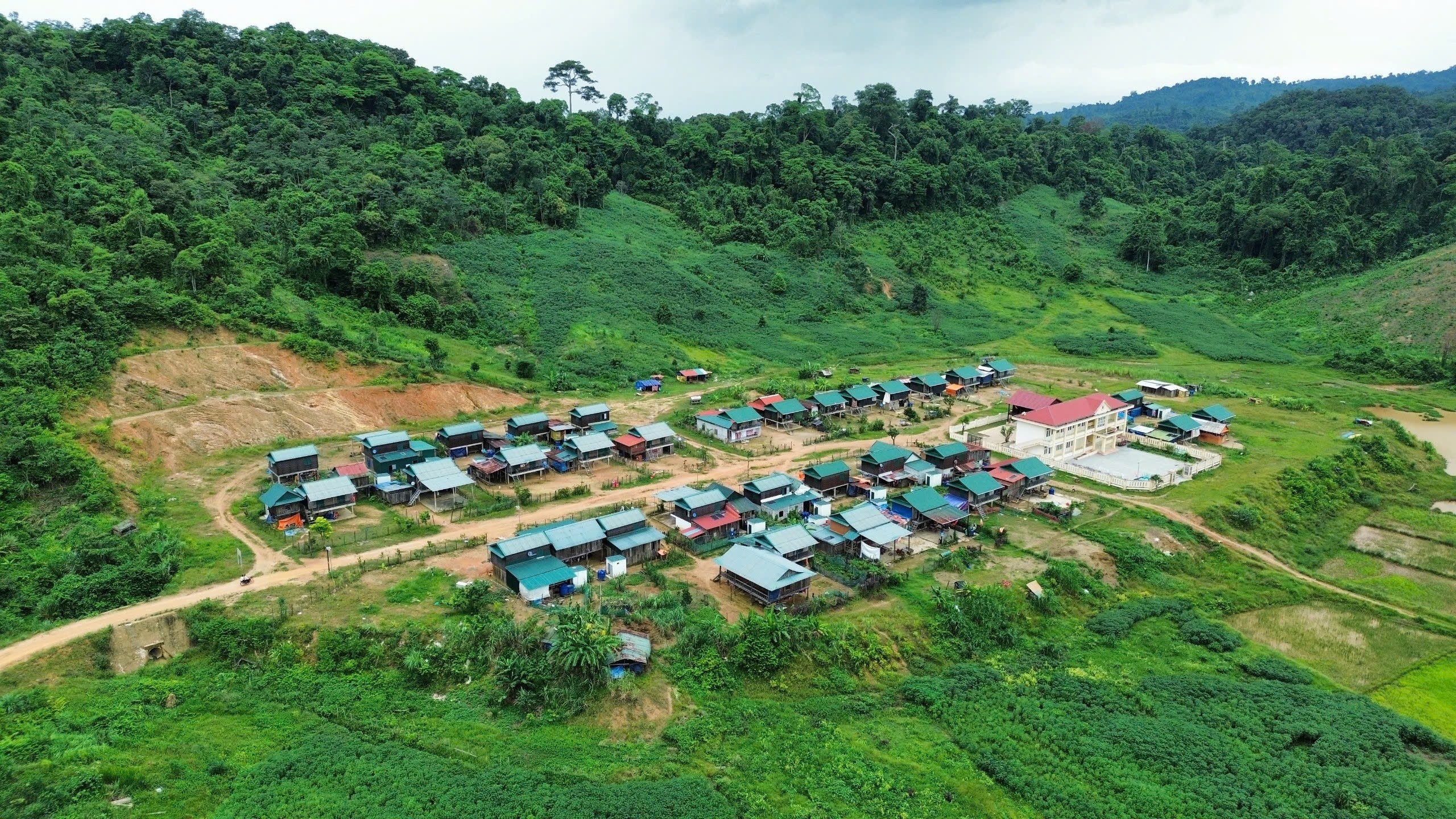 Quảng Bình: Di dời tới nơi ở mới an toàn, người Bru – Vân Kiều bản Sắt mong sớm có điện lưới chiếu sáng - Ảnh 1.