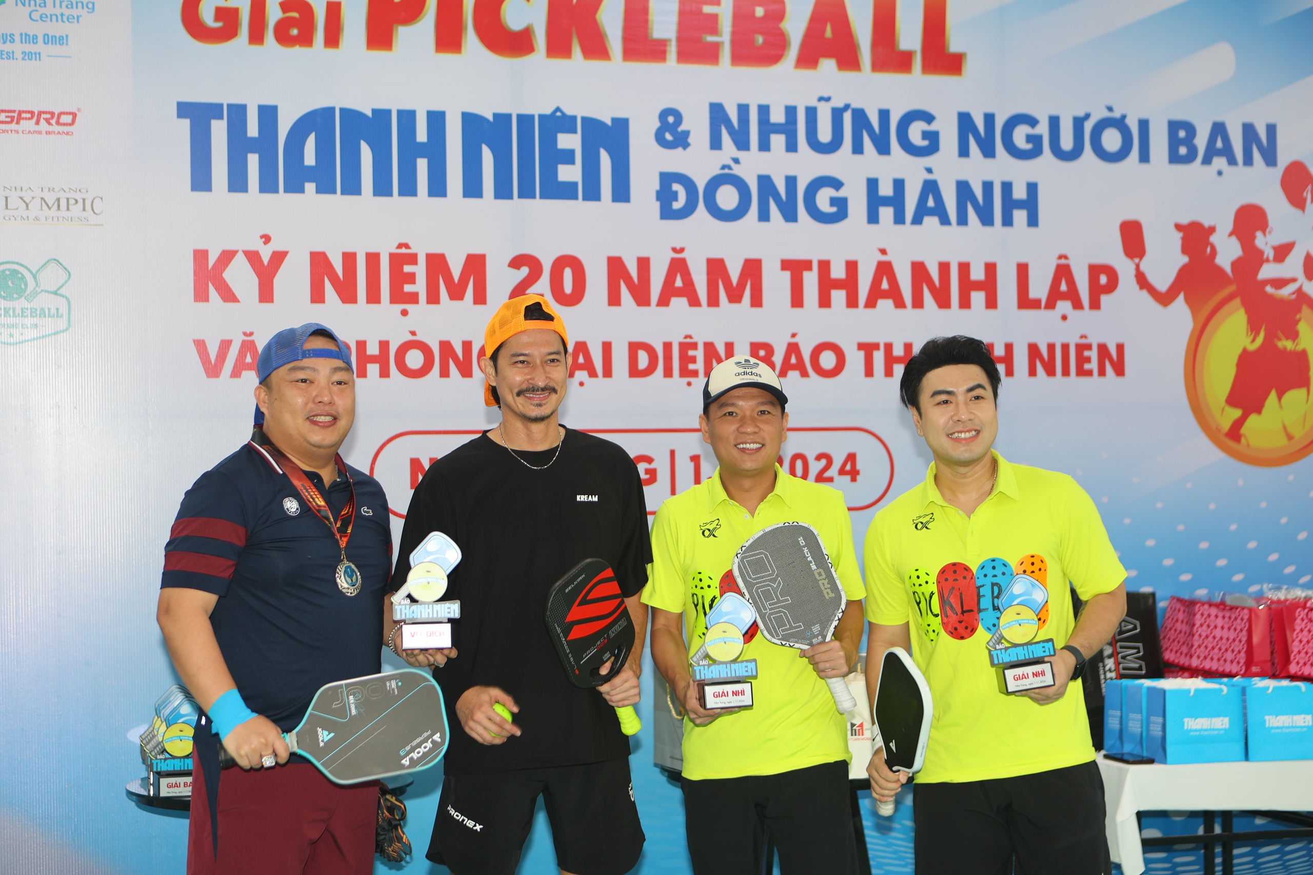 Diễn viên Huy Khánh, ca sĩ Akira Phan 'cháy' hết mình cùng giải pickleball đầy ý nghĩa- Ảnh 1.