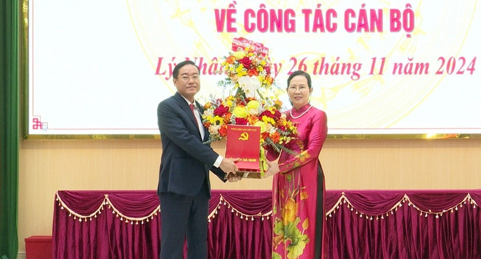 Bí thư Tỉnh ủy Hà Nam Lê Thị Thủy trao quyết định tới ông Trần Đức Thuấn. Ảnh: Báo Hà Nam