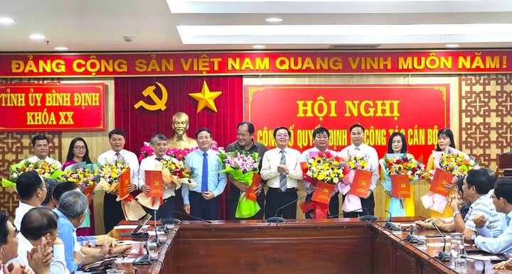 Thường trực Tỉnh ủy Bình Định trao quyết định, tặng hoa chúc mừng các cán bộ nhận nhiệm vụ mới.