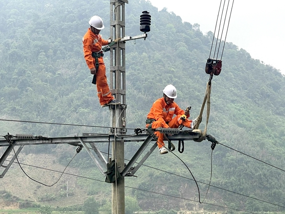 Với tốc độ tăng trưởng kinh tế trong năm 2025 dự kiến là 7% và để bảo đảm đủ điện phục vụ sản xuất kinh doanh, đời sống nhân dân, tăng trưởng điện phải đạt từ 12 - 13%.