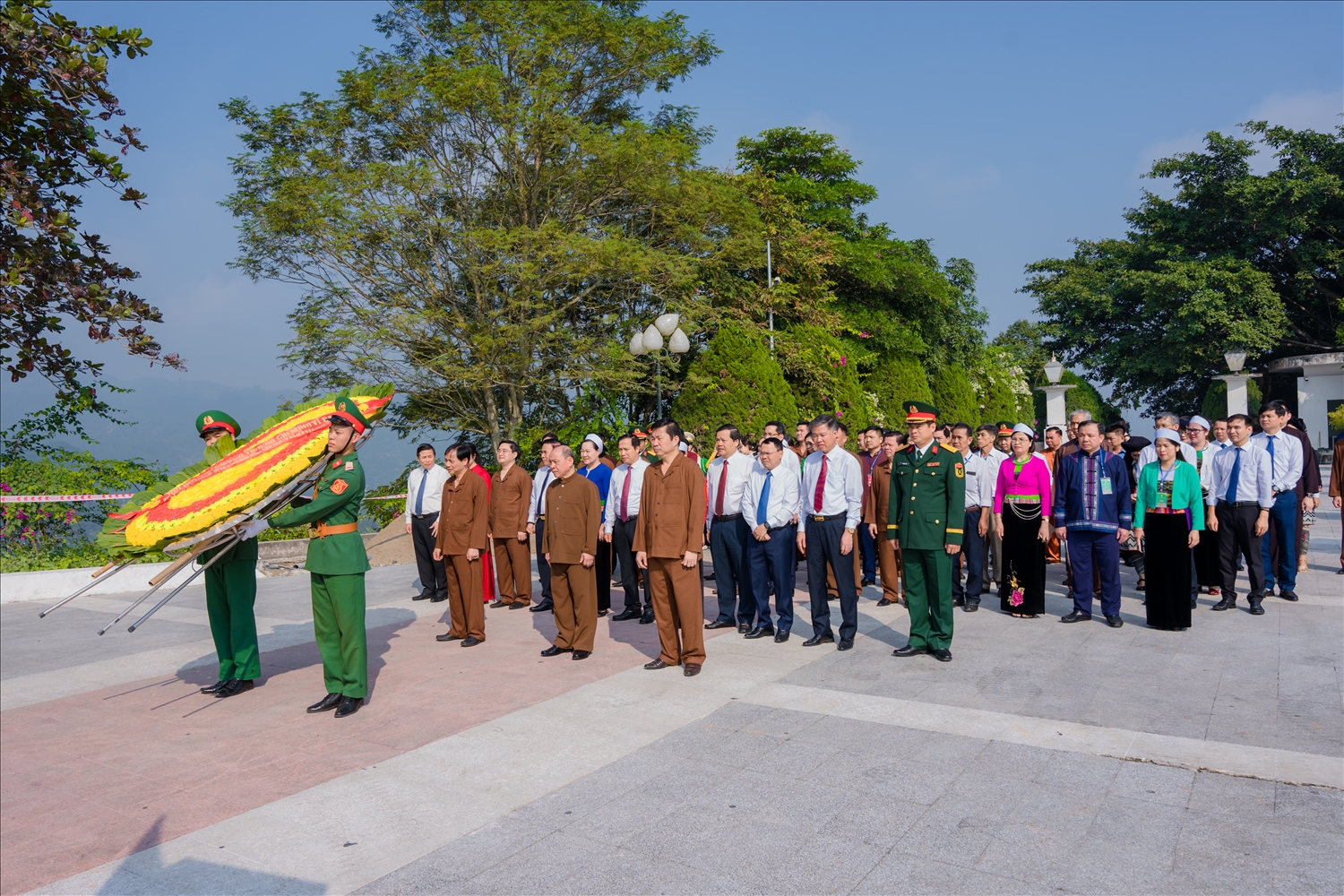 Đoàn đại biểu dâng hương, hoa trước tượng đài Hồ Chí Minh