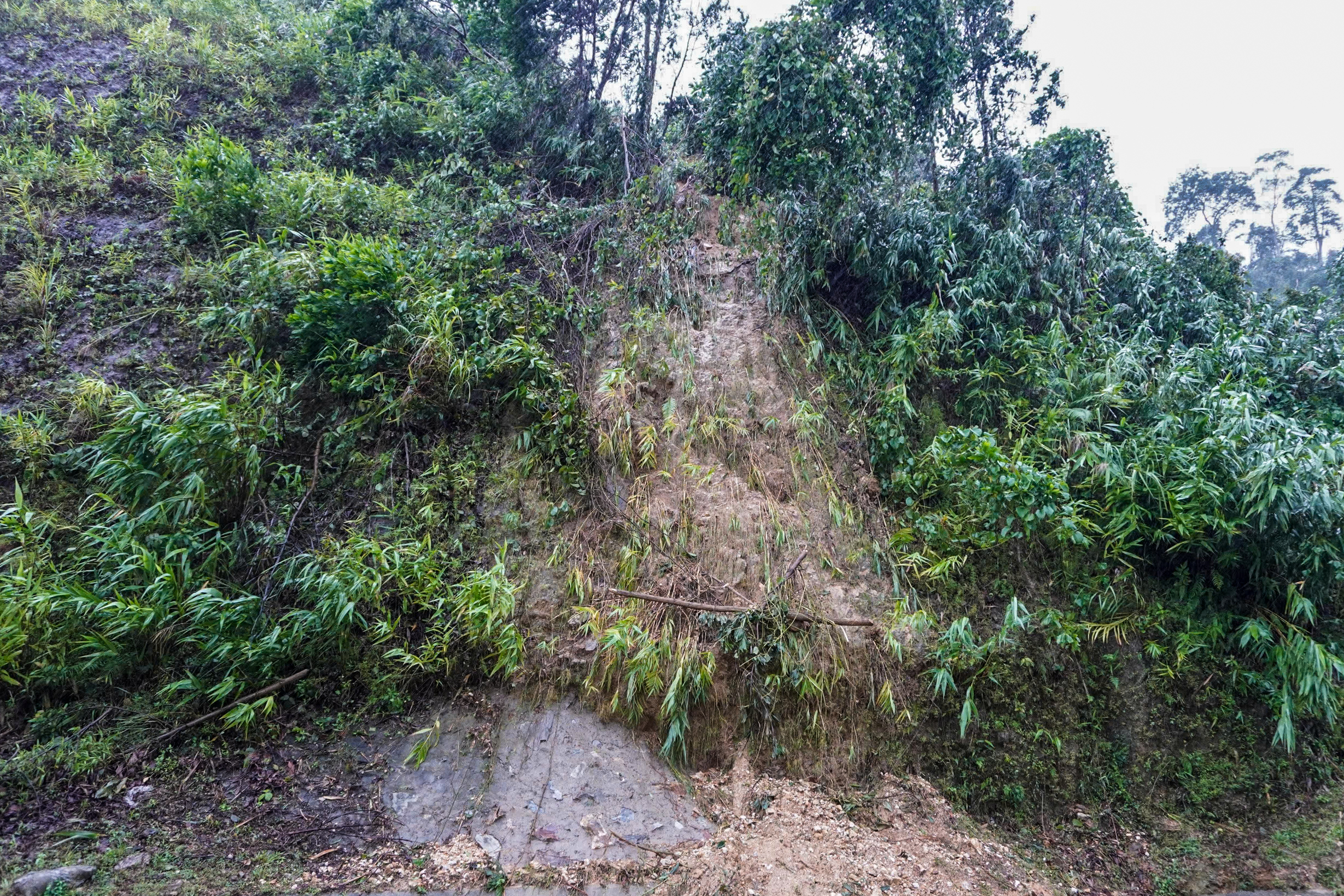 Thót tim đi qua những điểm sạt lở trên cao tốc La Sơn - Tuý Loan- Ảnh 1. Thót tim đi qua những điểm sạt lở trên cao tốc La Sơn - Tuý Loan- Ảnh 1.