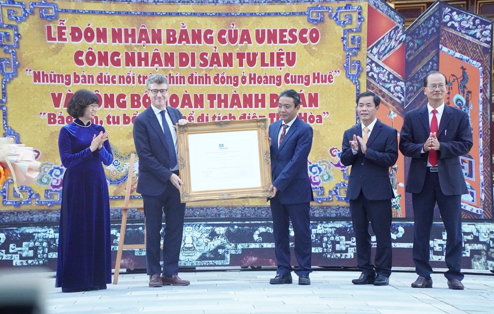 Đón nhận Bằng của UNESCO công nhận Di sản tư liệu “Những bản đúc nổi trên chín đỉnh đồng ở Hoàng Cung Huế” - ảnh 1